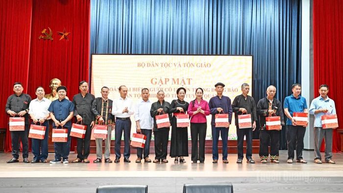 Thứ trưởng Bộ Dân tộc và Tôn giáo Nông Thị Hà và lãnh đạo Sở Dân tộc và Tôn giáo tỉnh Tuyên Quang tặng quà người có uy tín tỉnh.