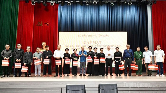 Lãnh đạo Vụ tuyên truyền công tác dân tộc, tôn giáo, Bộ Dân tộc và Tôn giáo cùng đại biểu tặng quà người có uy tín tỉnh Tuyên Quang.