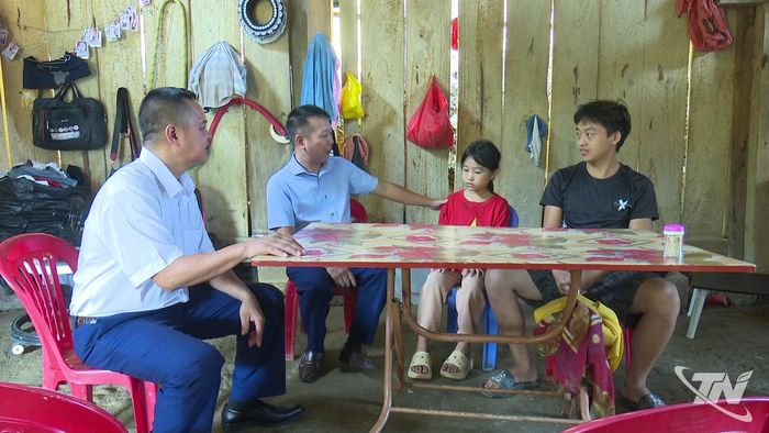 Thầy giáo Lương Thành Chính cùng đồng nghiệp đi vận động học sinh đến lớp.