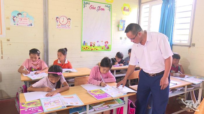 Thầy giáo Lương Thành Chính trong giờ lên lớp.