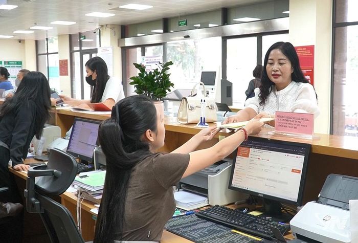 Công dân nhận giấy phép xây dựng trước thời hạn do phường Phan Đình Phùng triển khai “Luồng xanh 60%”.