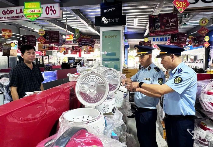 Mặt hàng điện tử, điện lạnh có giá trị cao được lực lượng chức năng kiểm tra về nguồn gốc xuất xứ.