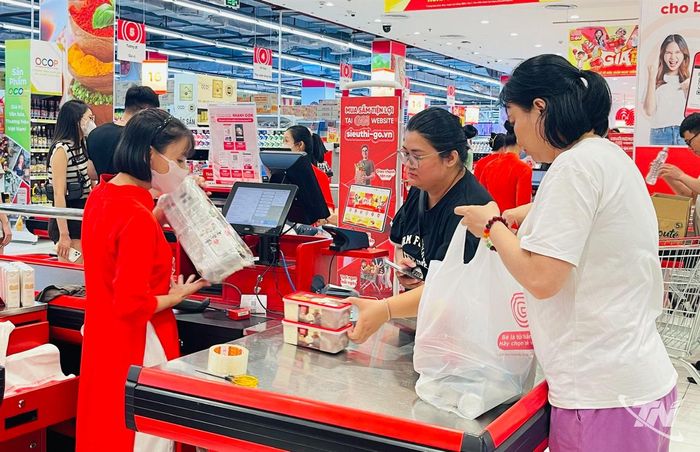 Người tiêu dùng thanh toán sau khi đã lựa chọn được những món hàng ưng ý.