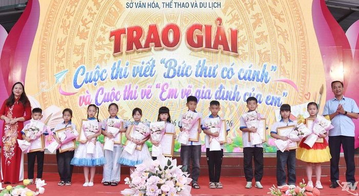 Ban Tổ chức trao giải Cuộc thi viết “Bức thư có cánh” và Cuộc thi vẽ “Em vẽ gia đình của em”.