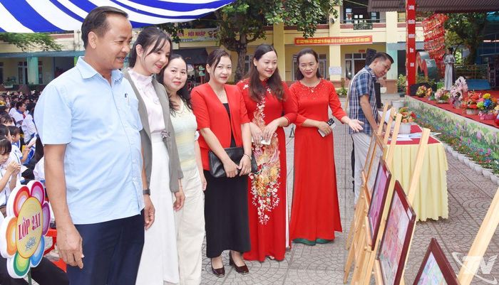 Đại biểu tham quan khu trưng bày các tác phẩm đoạt giải.