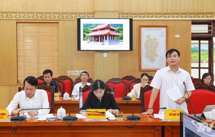 Lãnh đạo Sở Nội vụ báo cáo tại Hội nghị.