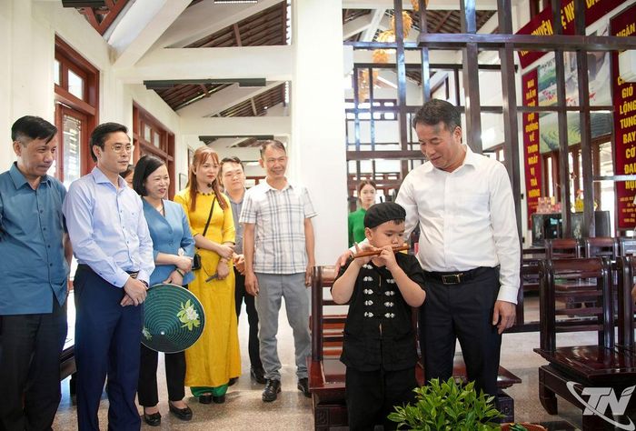 Đồng chí Chủ tịch UBND tỉnh khảo sát thực tế Không gian văn hóa trà Thái Nguyên, xã Tân Cương.