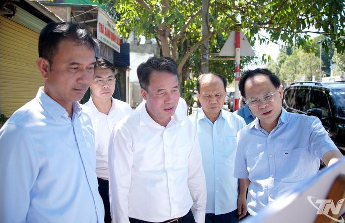 Đồng chí Chủ tịch UBND tỉnh kiểm tra Dự án Trục Đại lộ Đông Tây.