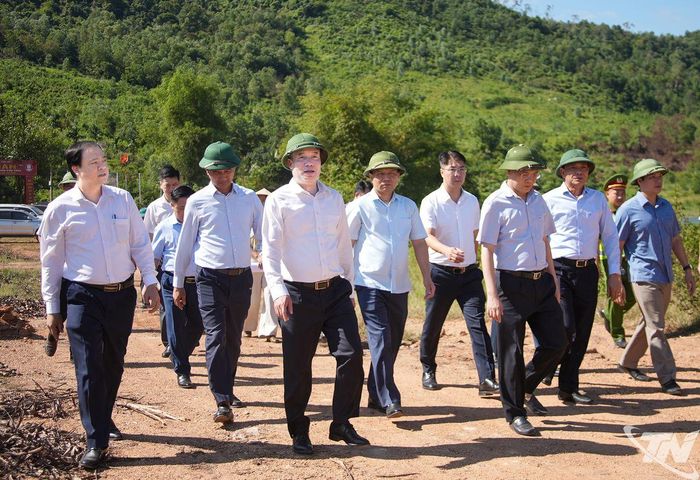 Đồng chí Chủ tịch UBND tỉnh cùng đoàn công tác khảo sát thực tế khu vực thu hút đầu tư tại xã Vạn Phú.