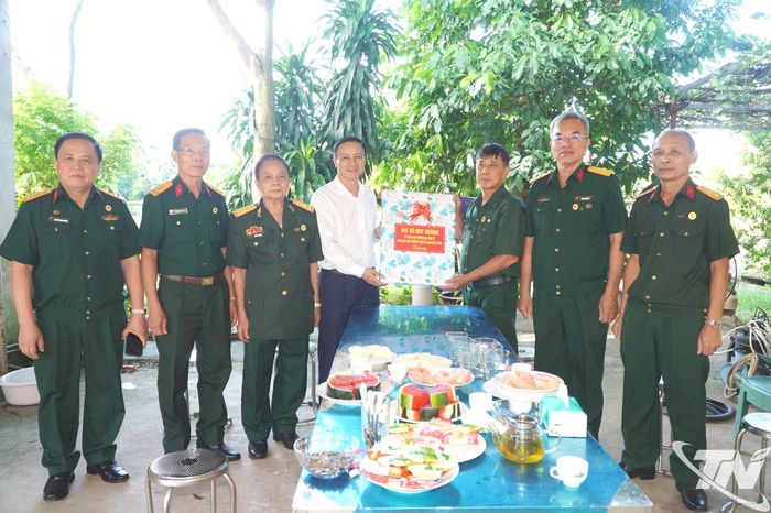 Đồng chí Phó Chủ tịch Thường trực Ủy ban MTTQ tỉnh tặng quà chúc mừng Hiệp hội Doanh nhân CCB tỉnh và các hội viên.