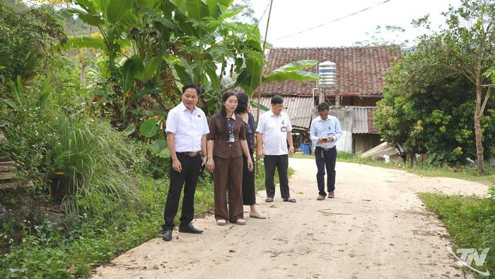 Khảo sát tại công trình đường Phiêng Cuôn - Bản Sảng, xã Na Rì.