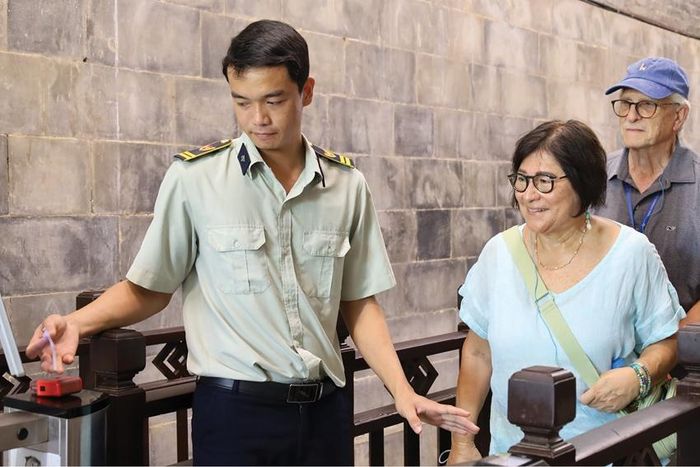  Khách vào cổng tham quan Đại Nội Huế.