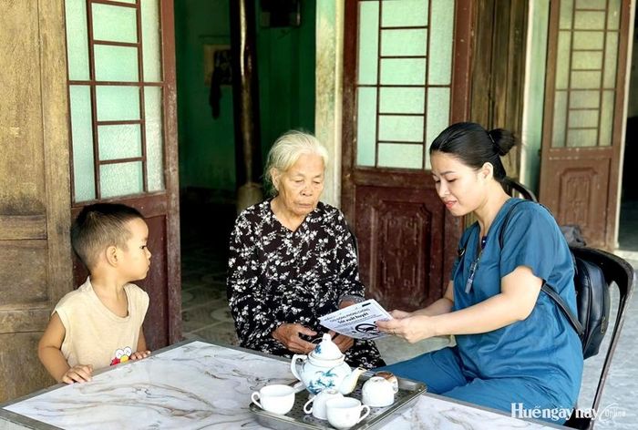 Cán bộ y tế truyền thông về sốt xuất huyết đến với người dân.