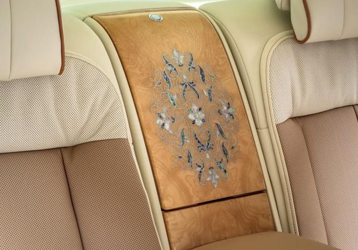 Rolls-Royce mất 9 tháng để hoàn thiện chi tiết độc bản trên Phantom Hummingbird