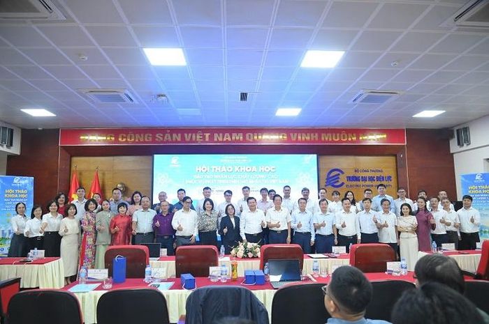 Các đại biểu chụp ảnh lưu niệm tại Hội thảo khoa học về đào tạo nhân lực phục vụ phát triển điện hạt nhân tại Việt Nam.