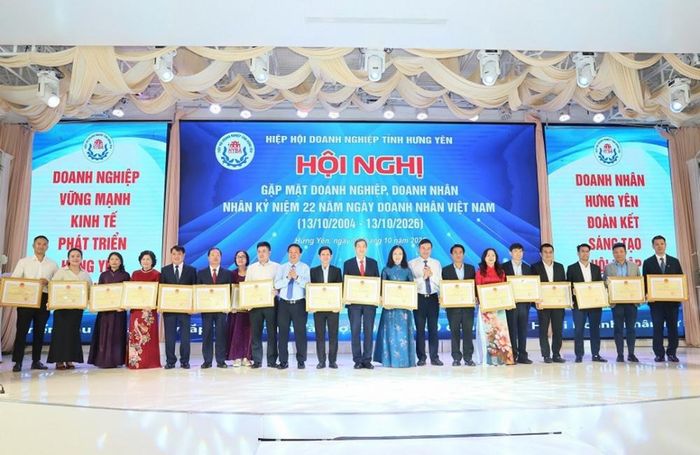 Hòa Phát nhận Bằng khen của Chủ tịch UBND tỉnh Hưng Yên nhân kỷ niệm Ngày Doanh nhân Việt Nam.