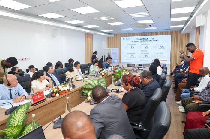 Tanzania có lợi thế về tài nguyên, nông nghiệp, năng lượng, thị trường và vị trí chiến lược tại Đông Phi; trong khi Việt Nam có thế mạnh về sản xuất, chế biến - chế tạo, nông nghiệp công nghệ cao, điện tử, viễn thông và thương mại quốc tế. Đây là cơ sở để hai bên không chỉ mở rộng trao đổi hàng hóa mà còn hướng tới các mô hình hợp tác sâu hơn như cùng đầu tư, cùng sản xuất, chuyển giao công nghệ và tham gia vào các chuỗi giá trị khu vực và toàn cầu. (Ảnh: Vietrade)