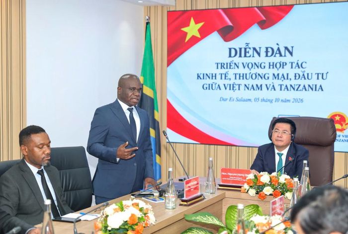 Ông Daudi Riganda, Giám đốc phụ trách Xúc tiến đầu tư của Cơ quan Quản lý Đầu tư và Các Khu Kinh tế Đặc biệt Tanzania (TISEZA) giới thiệu về môi trường đầu tư của Tanzania, các chính sách hỗ trợ và những ưu đãi dành cho nhà đầu tư (Ảnh: Vietrade)