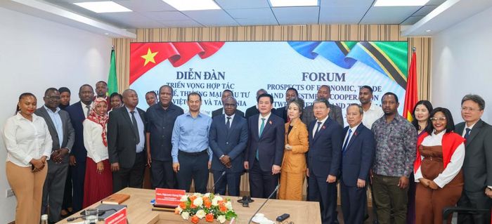 Các đại biểu tham dự Diễn đàn chụp hình lưu niệm (Ảnh: Vietrade)