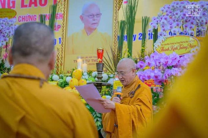 Hòa thượng Thích Huệ Thông cung tuyên tiểu sử Trưởng lão Hòa thượng Thích Từ Thông
