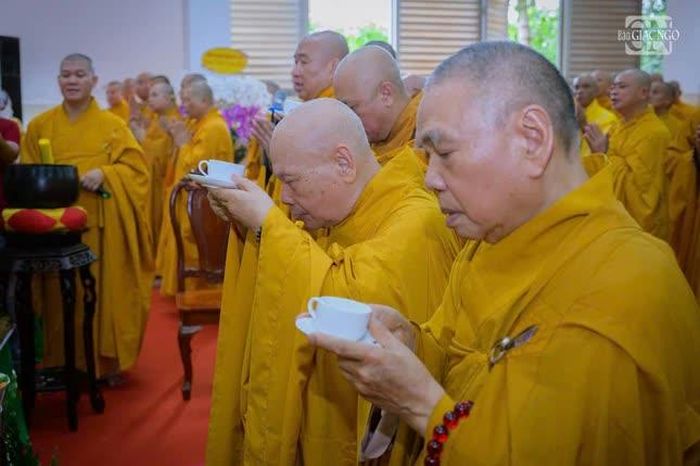 Chư tôn đức dâng trà cúng dường