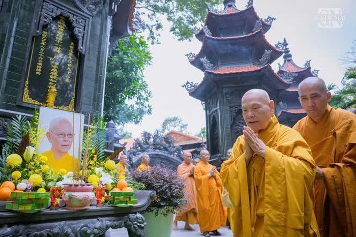 Hữu nhiễu bảo tháp Trưởng lão Hòa thượng Thích Từ Thông tại chùa Thanh Sơn