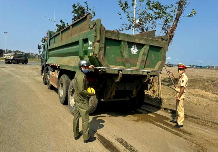 Lực lượng CSGT kiểm tra kích thước thành, thùng xe đối với phương tiện vận chuyển vật liệu. (Ảnh: CAKH)