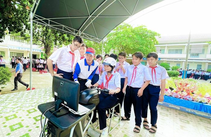 Học sinh Trường THCS Diên Khánh thực hành kỹ năng điều khiển xe máy an toàn trên thiết bị mô phỏng. (Ảnh: CACC)