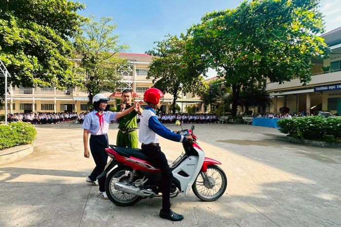 Học sinh được hướng dẫn kỹ năng thực hành, xử lý tình huống khi điều khiển xe máy tham gia giao thông. (Ảnh: CACC)