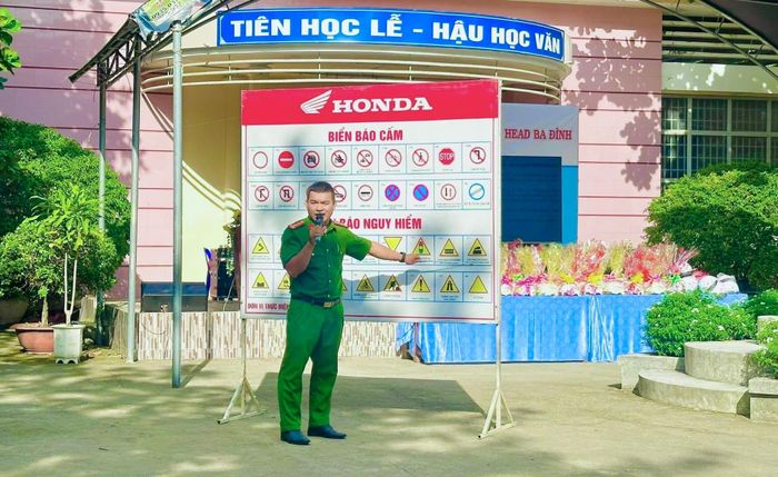 Cán bộ Công an xã Diên Khánh phổ biến, hướng dẫn học sinh nhận biết hệ thống biển báo giao thông. (Ảnh: CACC)