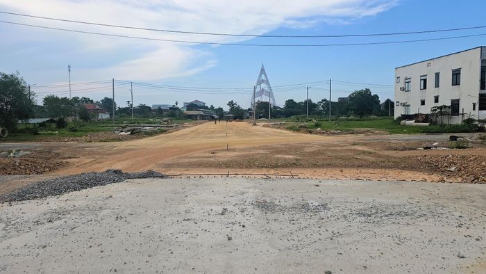 Theo đại diện Ban QLDA Công trình dân dụng, công nghiệp và hạ tầng kỹ thuật tỉnh Quảng Trị (chủ đầu tư), theo kế hoạch dự án phải hoàn thành cuối năm 2026 nhưng hiện nay địa phương mới bàn giao mặt bằng với tổng chiều dài 550/904m, hai đoạn còn lại chưa bàn giao mặt bằng với tổng chiều dài khoảng 354m, gồm đoạn gần đầu tuyến và đoạn cuối tuyến (phía trước).