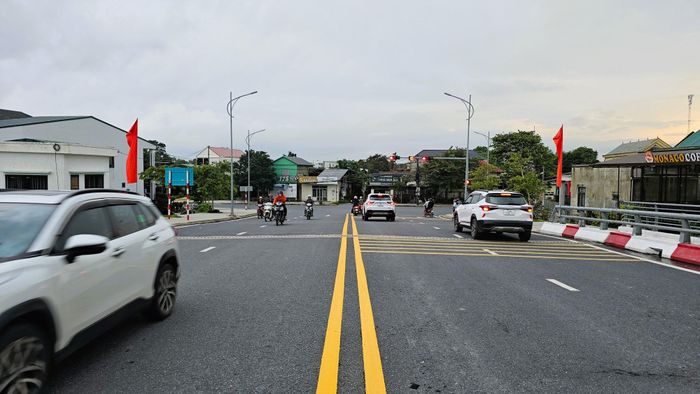 “Gia đình tôi đã đồng thuận với phương án bồi thường, hỗ trợ, tái định cư và sẵn sàng di dời tạm cư để bàn giao mặt bằng khi địa phương có quyết định chi trả tiền”, ông Nguyễn Đức Khánh, một trong những hộ gia đình bị ảnh hưởng tại đoạn cuối dự án (căn nhà hai tầng có tường màu xanh) cho biết.
