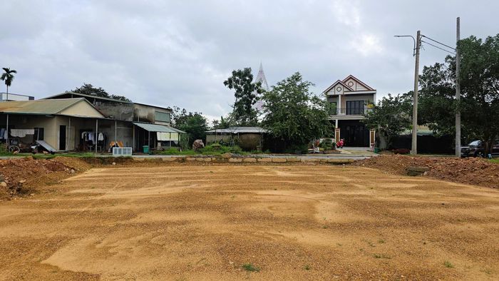 UBND phường Đông Hà cũng khẩn trương hoàn thiện phương án bồi thường, hỗ trợ giải phóng mặt bằng các hộ còn lại, đồng thời đẩy mạnh tuyên truyền, vận động để người dân sớm bàn giao mặt bằng thi công trong tháng 10/2006.