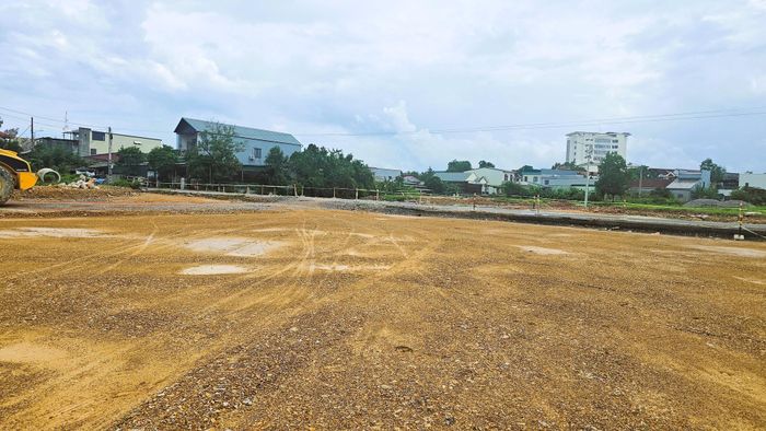Theo lãnh đạo UBND phường Đông Hà, hiện dự án còn 33 hộ liên quan công tác giải phóng mặt bằng, trong đó 13 hộ đã thống nhất phương án bồi thường, hỗ trợ giải phóng mặt bằng, 20 hộ còn lại đang hoàn thành phương án bồi thường. Lãnh đạo phường đã trực tiếp đối thoại với các hộ dân có đất, tài sản nằm trong phạm vi dự án để đẩy nhanh tiến độ giải phóng mặt bằng.