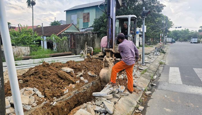 Tại buổi đối thoại, ông Lê Quang Chiến, Bí thư Đảng ủy, Chủ tịch HĐND phường Đông Hà cùng lãnh đạo UBND phường và các phòng, ban chuyên môn đã thông tin cụ thể về các phương án bồi thường, hỗ trợ, tái định cư theo quy định, đồng thời giải đáp các thắc mắc liên quan đến hỗ trợ tạm cư, hỗ trợ di dời…
