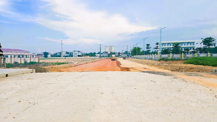 Tại đoạn phía Tây cầu sông Con, nhà thầu đã huy động máy móc thiết bị, tranh thủ thời tiết vận chuyển đất đắp thi công nền đường.