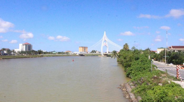 Ông Lê Quang Chiến, Bí thư Đảng ủy phường Đông Hà cho biết, địa phương đang tập trung nỗ lực đẩy nhanh công tác giải phóng mặt bằng để bàn giao mặt bằng 13 trường hợp đã thống nhất với án bồi thường, hỗ trợ giải phóng mặt bằng trước ngày 15/10 và 20 trường hợp còn lại trước ngày 31/10 theo chỉ đạo của lãnh đạo tỉnh.