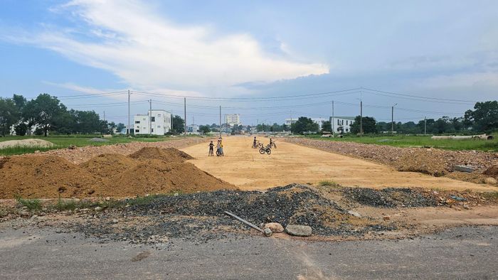 Hiện cầu sông Con đã cơ bản hoàn thành, chủ đầu tư yêu cầu nhà thầu huy động máy móc thiết bị, tranh thủ thời tiết đẩy nhanh thi công "cuốn chiếu" các hạng mục tại 3 đoạn đã có mặt bằng tổng chiều dài 550m, đồng thời đề nghị địa phương sớm bàn giao mặt bằng 354m tại hai đoạn còn lại để nhà thầu thi công hoàn thành dự án trong năm 2026 theo kế hoạch.