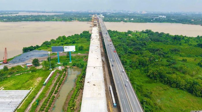 Cầu Long Thành được xây dựng một đơn nguyên mới quy mô 5 làn xe theo chiều TP.HCM đi Long Thành, bên phải cầu hiện hữu, với bề rộng 23,75m.