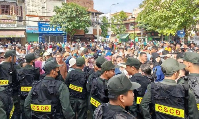 Rất nhiều người dân hiếu kỳ có mặt bên ngoài cổng TAND Đồng Nai để theo dõi vụ việc.