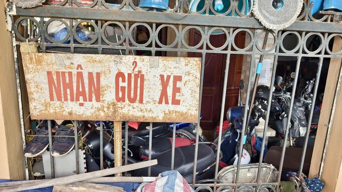Sáng 6/10, quá trình kiểm tra quanh khu vực Xuân Mai, lực lượng chức năng phát hiện một số điểm trông giữ xe cho học sinh dù chưa được cơ quan chức năng cấp phép.