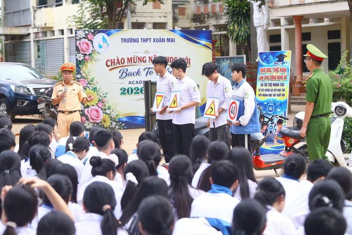 Cùng với việc kiểm tra các điểm trông giữ xe quanh nhà trường, Đội CSGT số 12 tiếp tục tổ chức tuyên truyền, phổ biến pháp luật về trật tự, an toàn giao thông cho học sinh.
