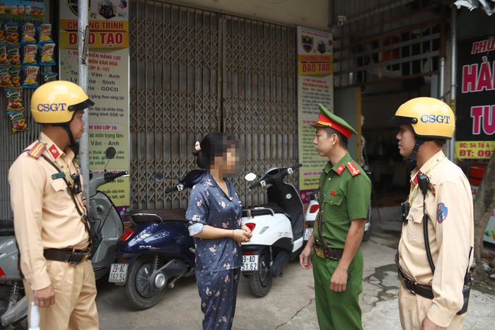 "Một số trường hợp học sinh tránh sự kiểm soát của nhà trường và lực lượng chức năng, mang xe đi gửi tại các hàng quán gần trường học rồi đi bộ vào lớp. Trước thực trạng trên, Đội CSGT số 12 phối hợp với công an cơ sở tăng cường kiểm tra đột xuất các điểm trông giữ xe quanh trường học", trung tá Việt nói.