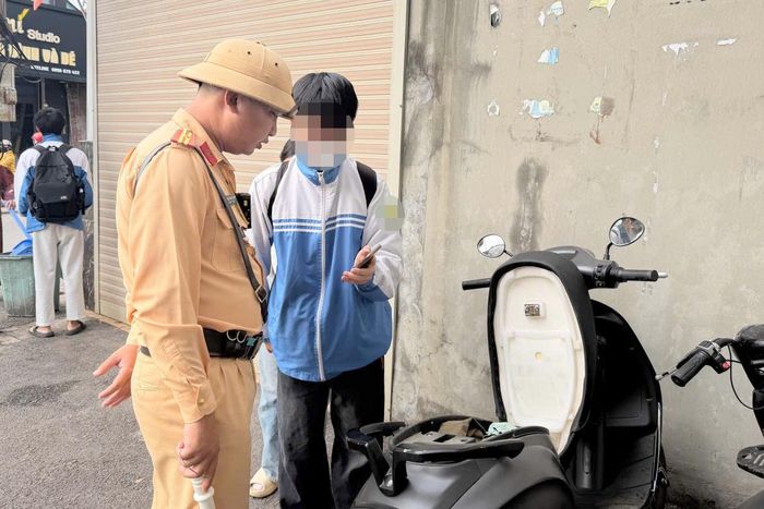 Trung tá Nguyễn Quang Việt (Phó đội trưởng Đội CSGT số 12) cho biết, qua công tác kiểm tra, lực lượng chức năng vẫn ghi nhận nhiều học sinh ngồi trên xe máy điện không đội mũ bảo hiểm, đi xe không gắn biển số hoặc điều khiển xe mô tô khi chưa đủ điều kiện.