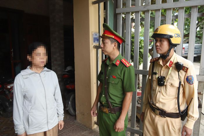 Đối với các hộ dân chưa bảo đảm đủ điều kiện theo quy định về trông giữ xe, cảnh sát yêu cầu họ không tiếp tục nhận trông giữ xe cho học sinh.