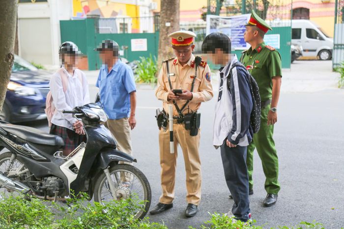 Thời gian tới, lực lượng CSGT sẽ tiếp tục sử dụng nhiều biện pháp như ghi hình vi phạm, kiểm tra các điểm trông giữ xe để xử lý tận gốc. Mục tiêu nhằm phòng ngừa vi phạm, tai nạn giao thông trong lứa tuổi học sinh.