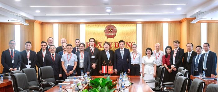 Các đại biểu chụp ảnh lưu niệm sau buổi làm việc.