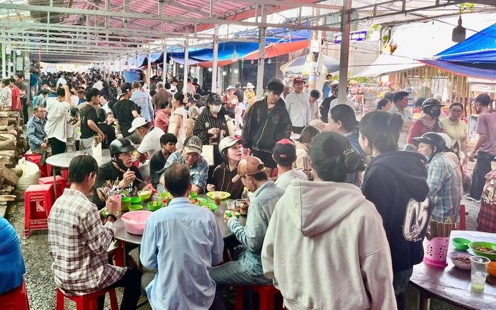 Mỗi ngày Ban tổ chức Lễ hội truyền thống kỷ niệm 158 năm ngày Anh hùng dân tộc Nguyễn Trung Trực hy sinh (1868 - 2026) phục vụ hàng chục ngàn bữa cơm chay miễn phí.