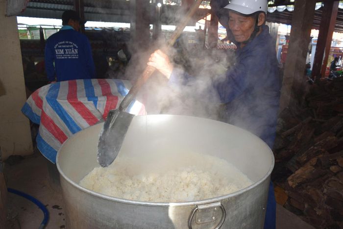 Mỗi nồi cơm khổng lồ này nấu 70kg gạo, mỗi trại cơm có 20 nồi sáng - trưa - chiều phục vụ 1 i cơm miễn phí tại Lễ hội.