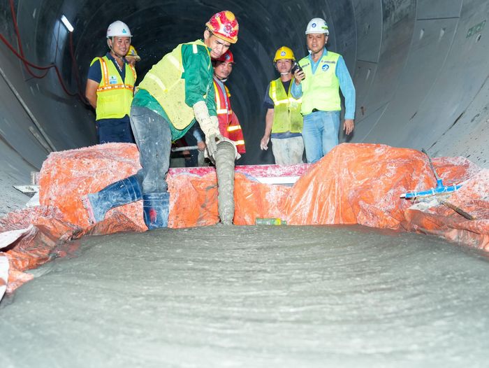 Các công nhân tích cực thi công xuyên đêm trong hầm. 